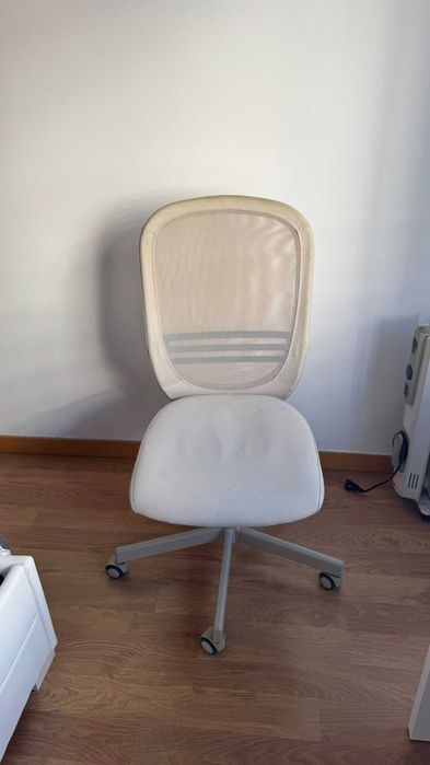 Cadeira  + Secretária branca IKEA 73 × 50 cm – 90 €