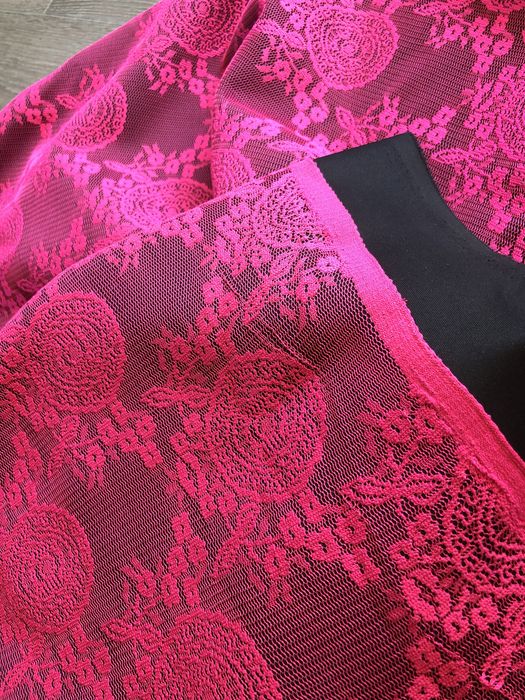 Materiał czarny czerwony koronka 2,7 mb