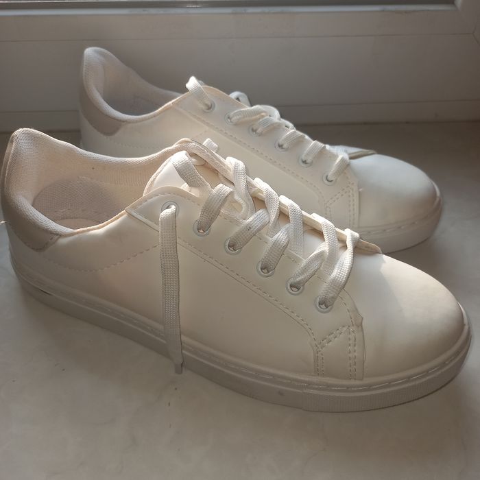 Кроссовки,синие и белые, очень хорошего качества