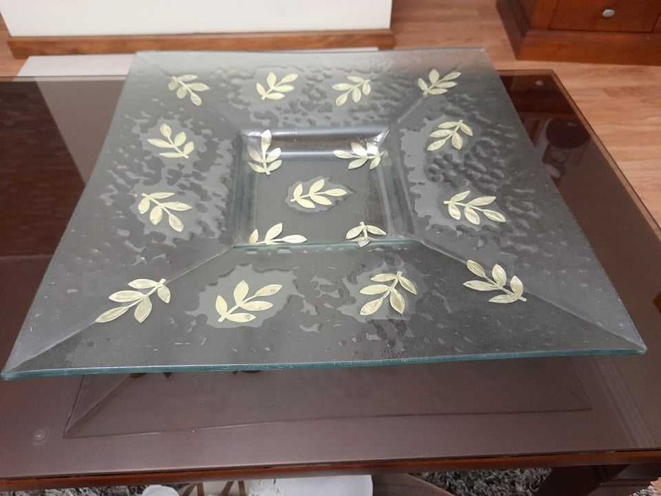 Prato decorativo com detalhes dourados