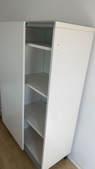 Guarda roupas branco