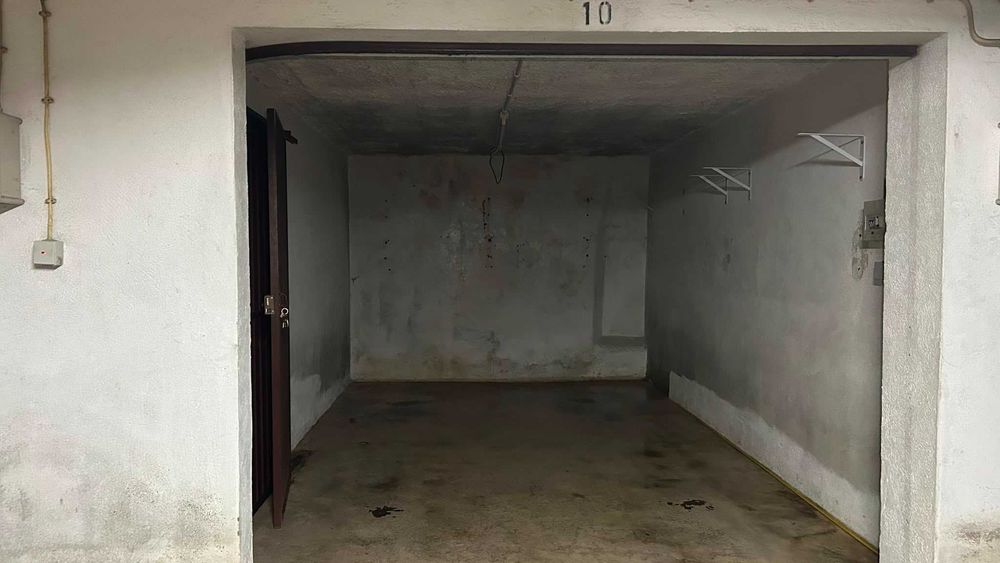 Garagem Fechada _ Praça da Galiza