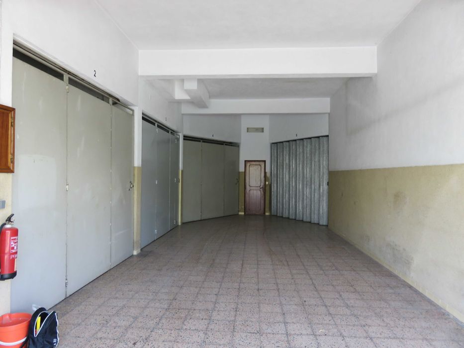 Garagem Box na Amora/Seixal junto à junta de freguesia de Amora