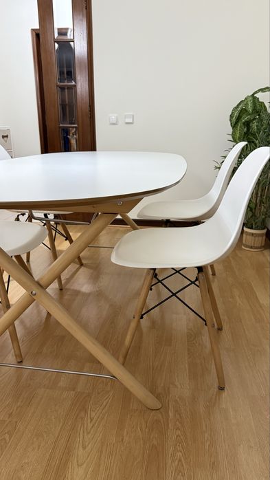 Conjunto mesa de jantar + 4 cadeiras