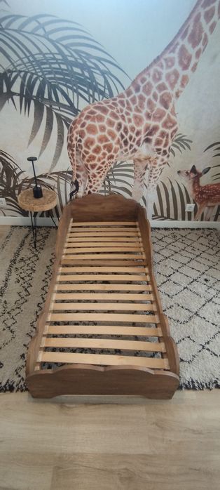 Cama de criança com colchão.