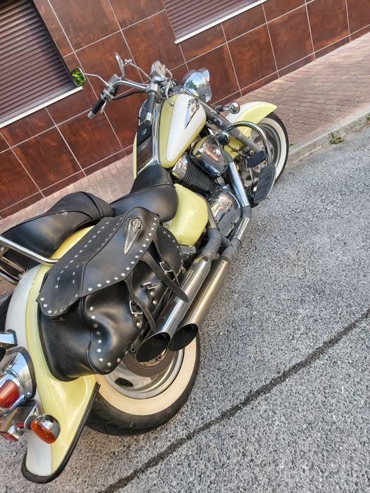 Suzuki intruder 1500 LC amarela
