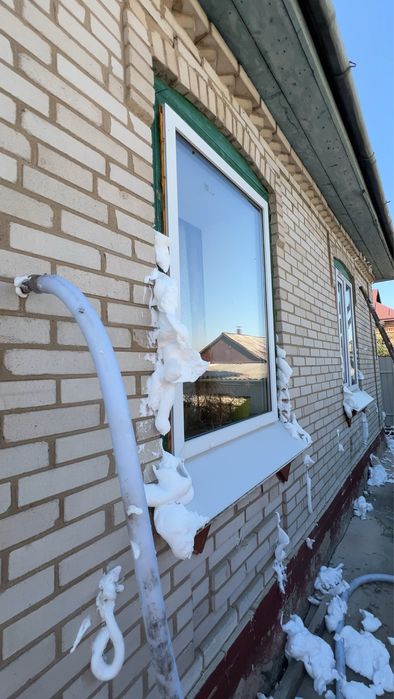Утеплення стін Піноізолом  Заповнення воздушної подушки піною