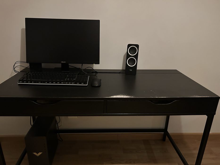 Secretaria Preta + Carpete Ikea