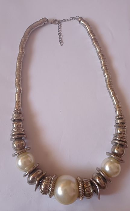 Colar em prateado e perolas