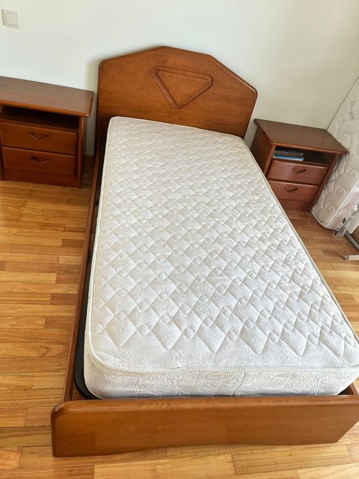 Cama de solteiro com mesinhas de cabeceira