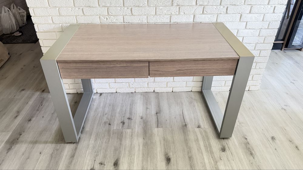 Biurko VOX Modern 140 × 70 cm – 2 szuflady – bardzo dobry stan