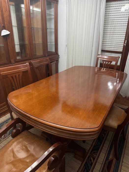 venda  de móveis em ótimo estado mesa , cadeiras e 2 estantes