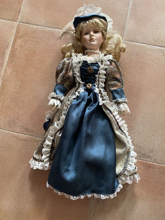 Três bonecas de porcelana