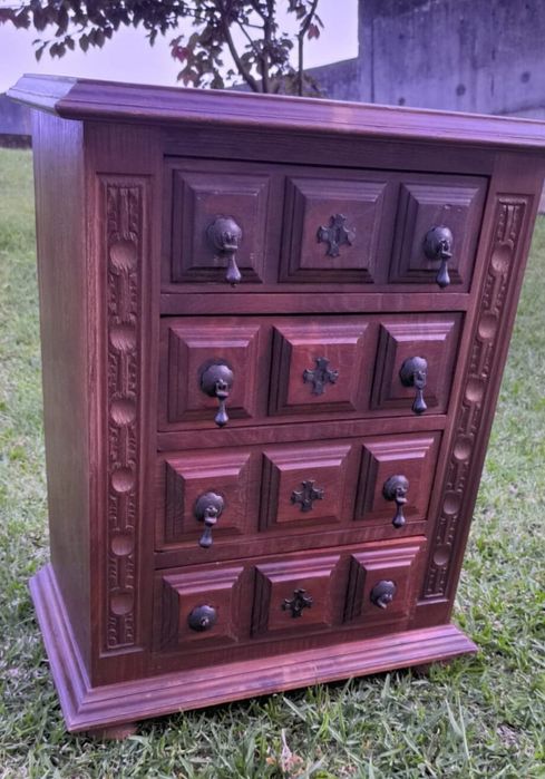 Móvel camiseiro quatro gavetas em madeira maciça de castanho