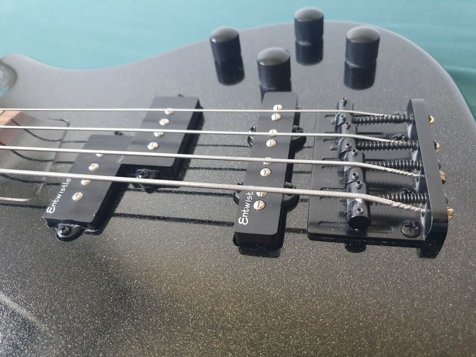 Gitara basowa Rebel 4 czarna
