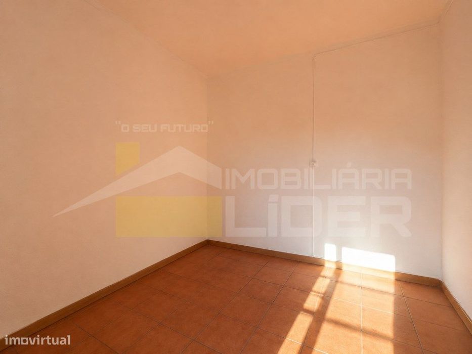 Oferta de Verão oferecemos a escritura
Moradia t1 em Cheleiros - I...