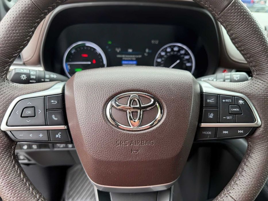 Toyota Sienna Platinum 7-Passenger      2023