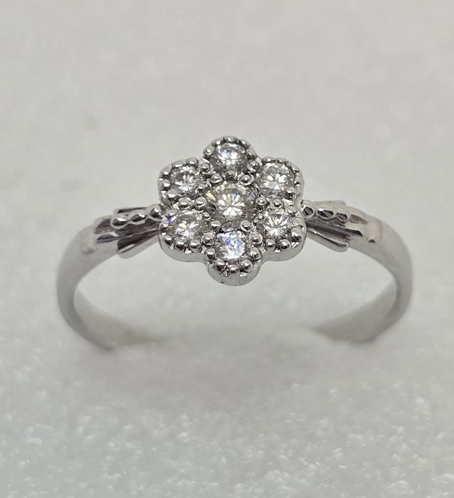 Золота каблучка з діамантами