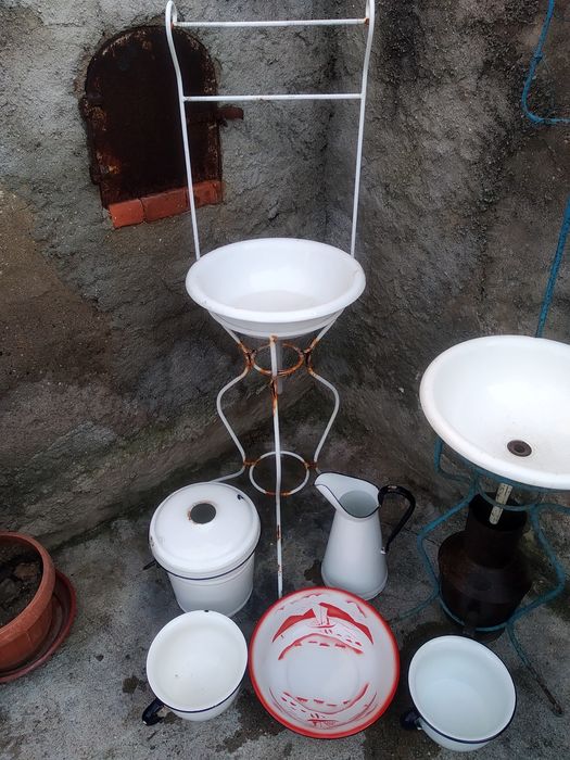 Lavatórios antigos e varias peças em esmalte