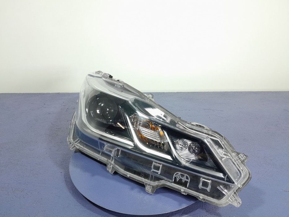 TOYOTA COROLLA XII E21 LIFT SEDAN REFLEKTOR PRZÓD PRAWY EU 81110-02T31-00