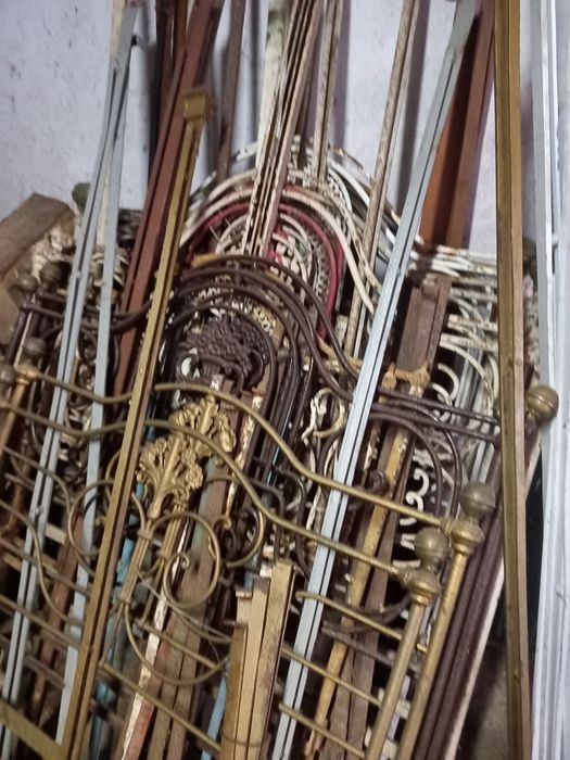 Conjunto  de camas antigas. Em ferro