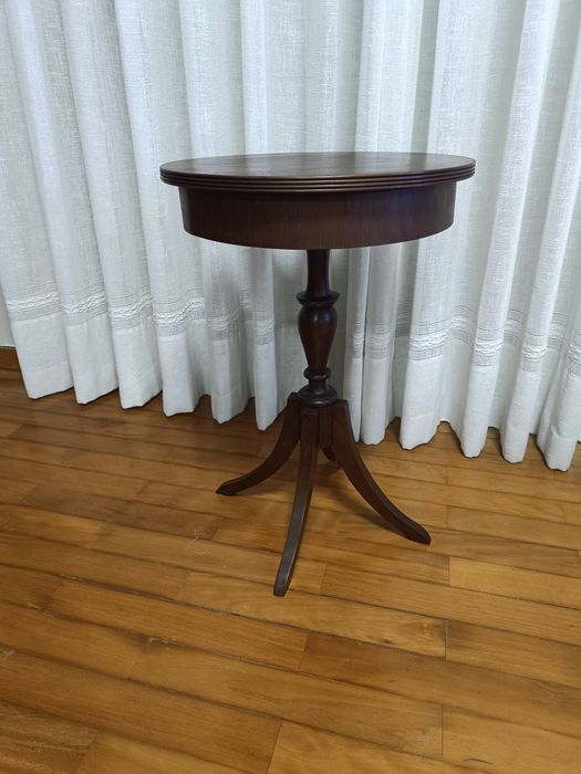 Magnífica mesa antiga de apoio restaurada estilo inglês em madeira de mogno