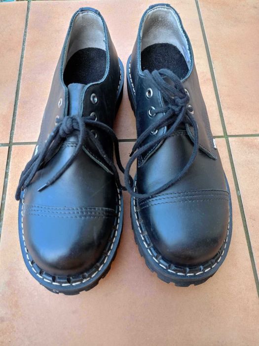 Czarne buty na wysokiej podeszwie marki Brilu