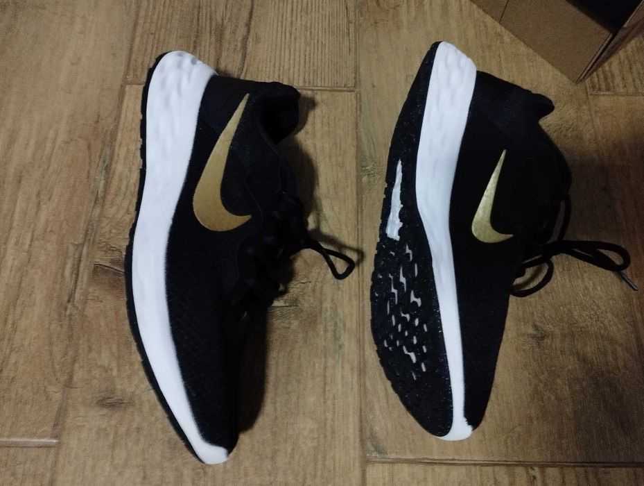 Sapatilhas Nike Revolution 6 Pretas c/ Dourado 42