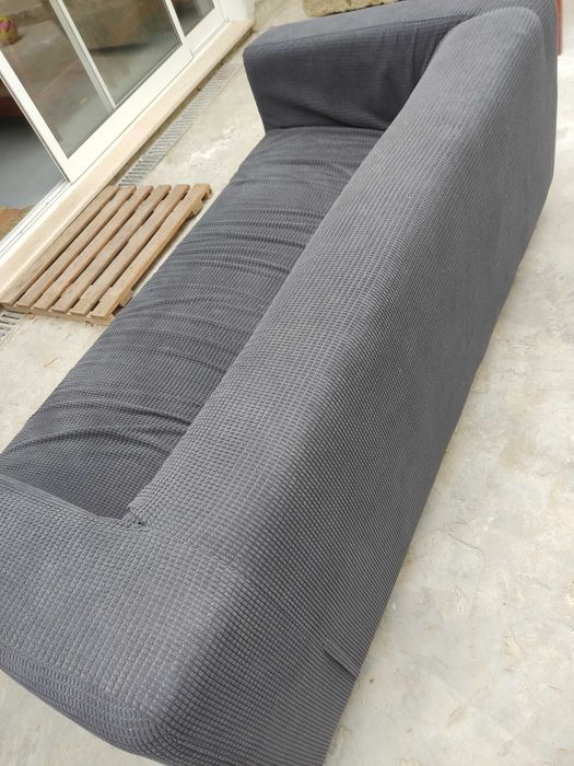 Sofá com capa elástica com relevo