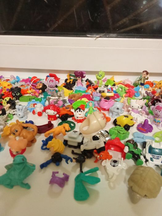 Лот игрушки с Киндера