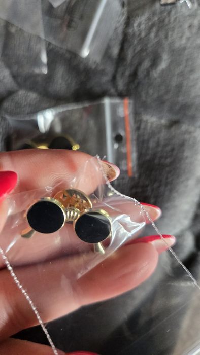 Przypinka okularki malutkie.