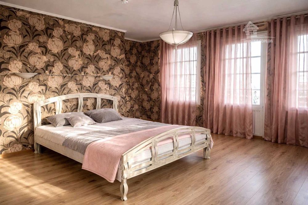 Дом 450 кв. До 35 человек. Сауна, беседка, теннис, генератор, бассейн.