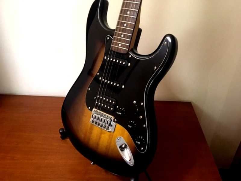 Guitarra Stratocaster em estado novo