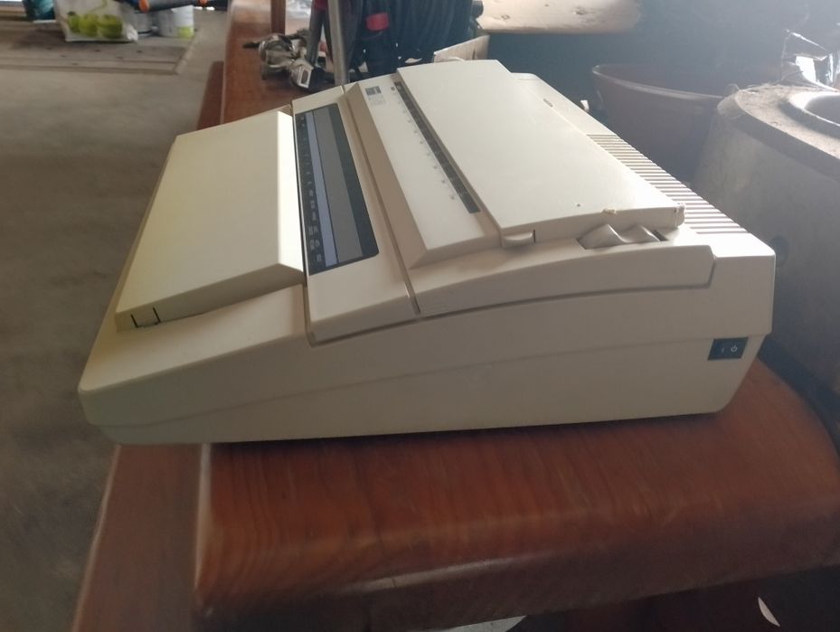 Máquina de escrever eletrónica Nakajima