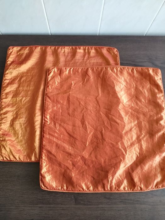 Duas capas decorativas para almofadas