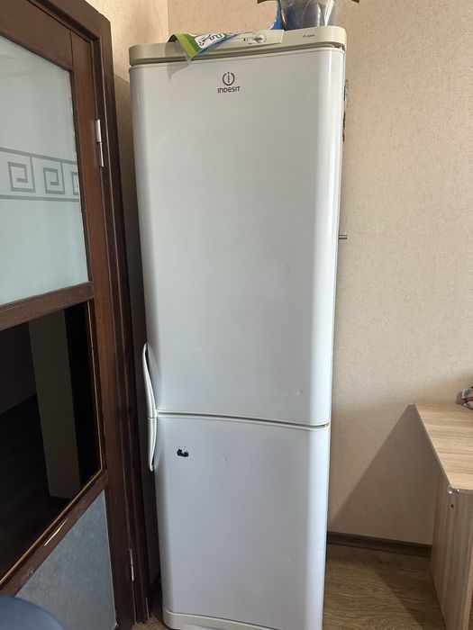 Продам холодильник Indesit