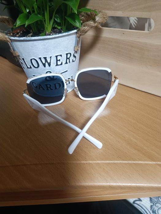 Окуляри сонцезахисні в стилі Prada.