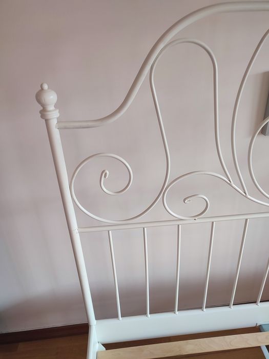 Cama de ferro IKEA com estrado
Modelo Leirvik em ferro