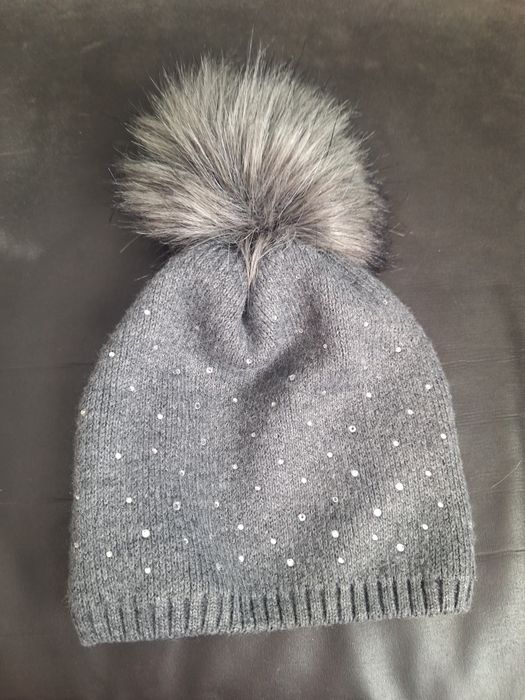 Жіноча шапка з камінцями та помпоном