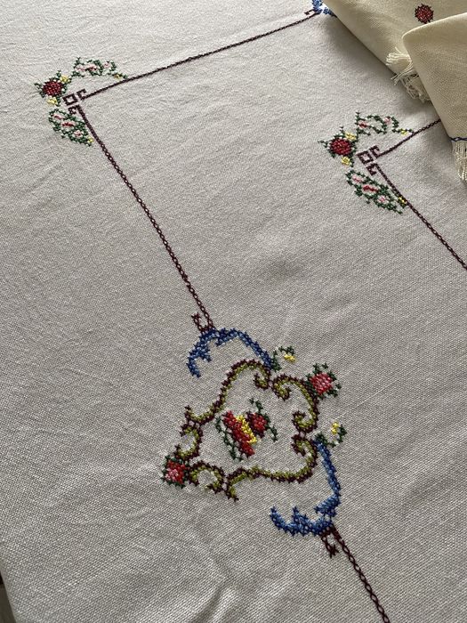 Toalha de mesa bordada a ponto cruz manual 160x222