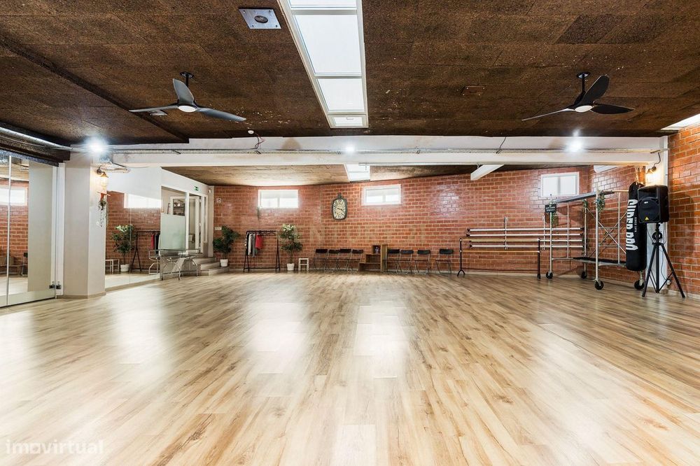 Oportunidade Única de Investimento: Espaço de 300m² no Jamor (Yield 9%