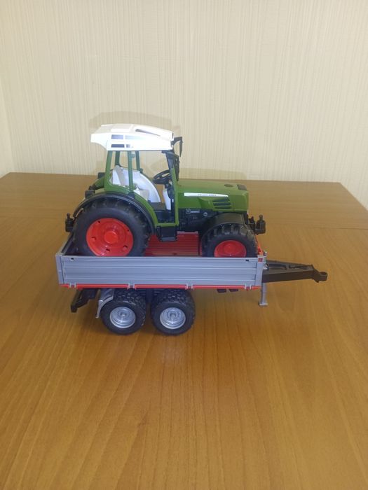 Трактор з причепом Bruder Fendt 209