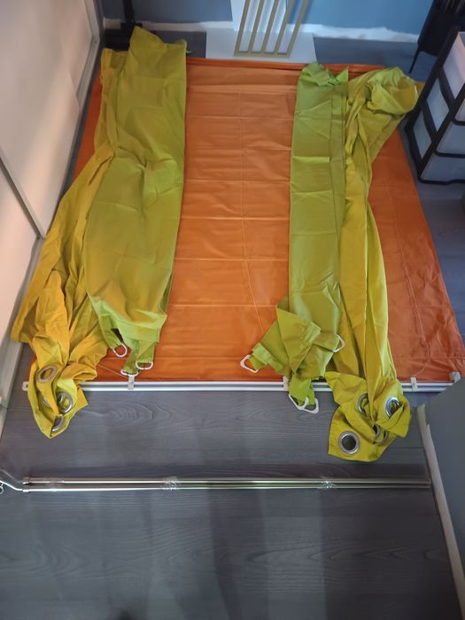 Conjunto de cortinados e tapetes
