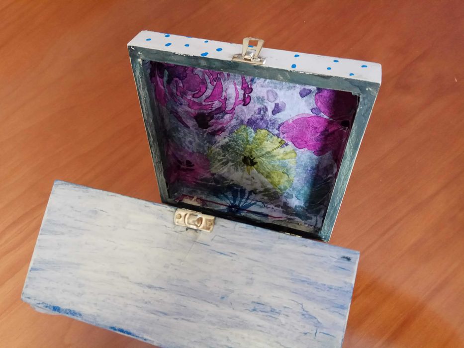 Caixa de madeira quadrada