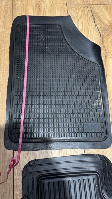 Універсальні резинові коврики в машину.