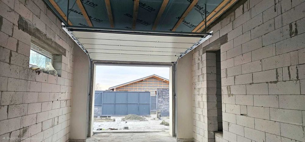 Просторий сучасний будинок з терасою біля лісу та озера.Газ