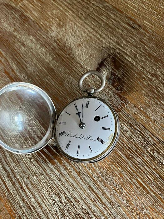 Różne zegary, antyki, sprawne.