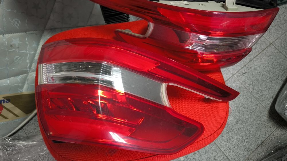 Dois faróis traseiros Peugeot 308 SW