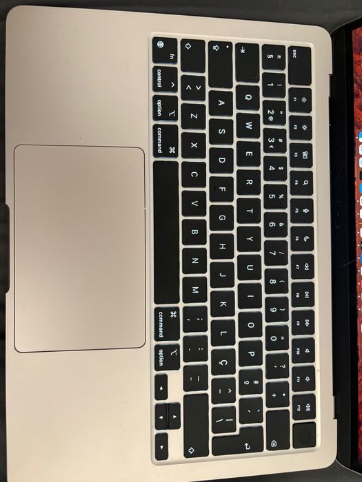 MacBook Air M3 13” (2024) – Excelente Estado