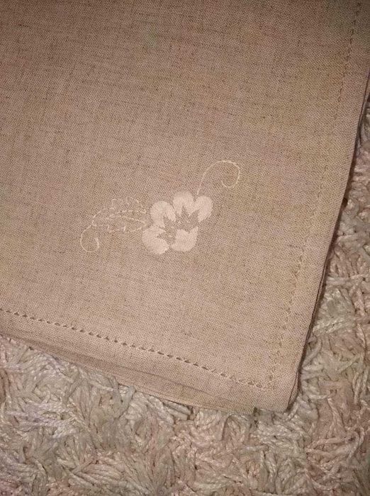 Toalha em linho e bordados da lixa  feitos a mão.